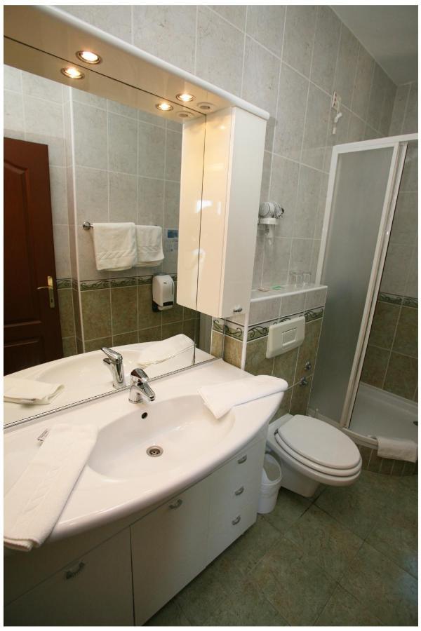Hotel Viktorija Сегет-Враница Экстерьер фото