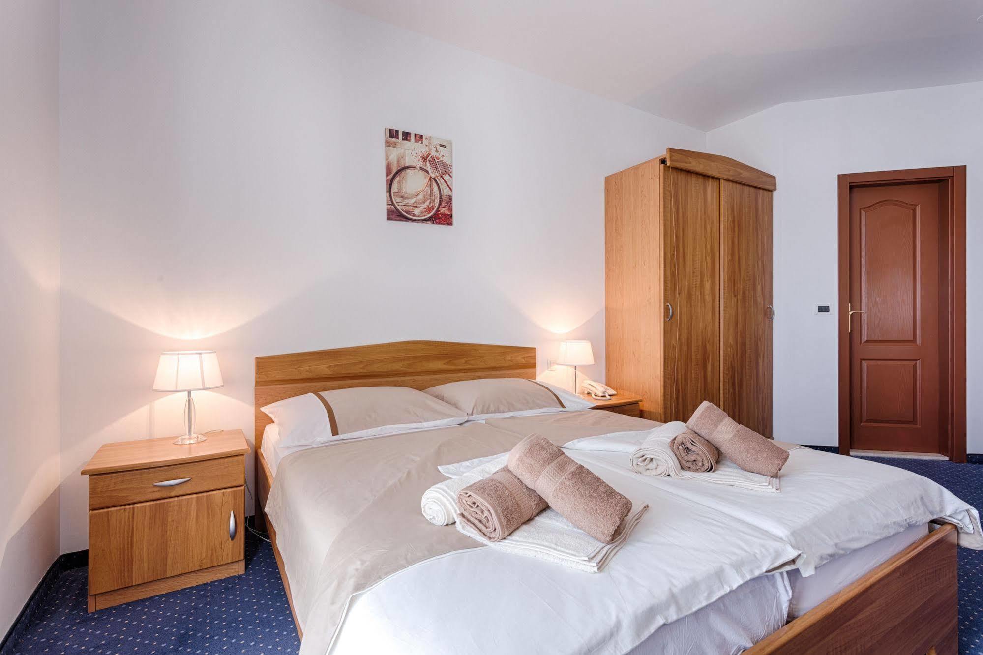 Hotel Viktorija Сегет-Враница Экстерьер фото