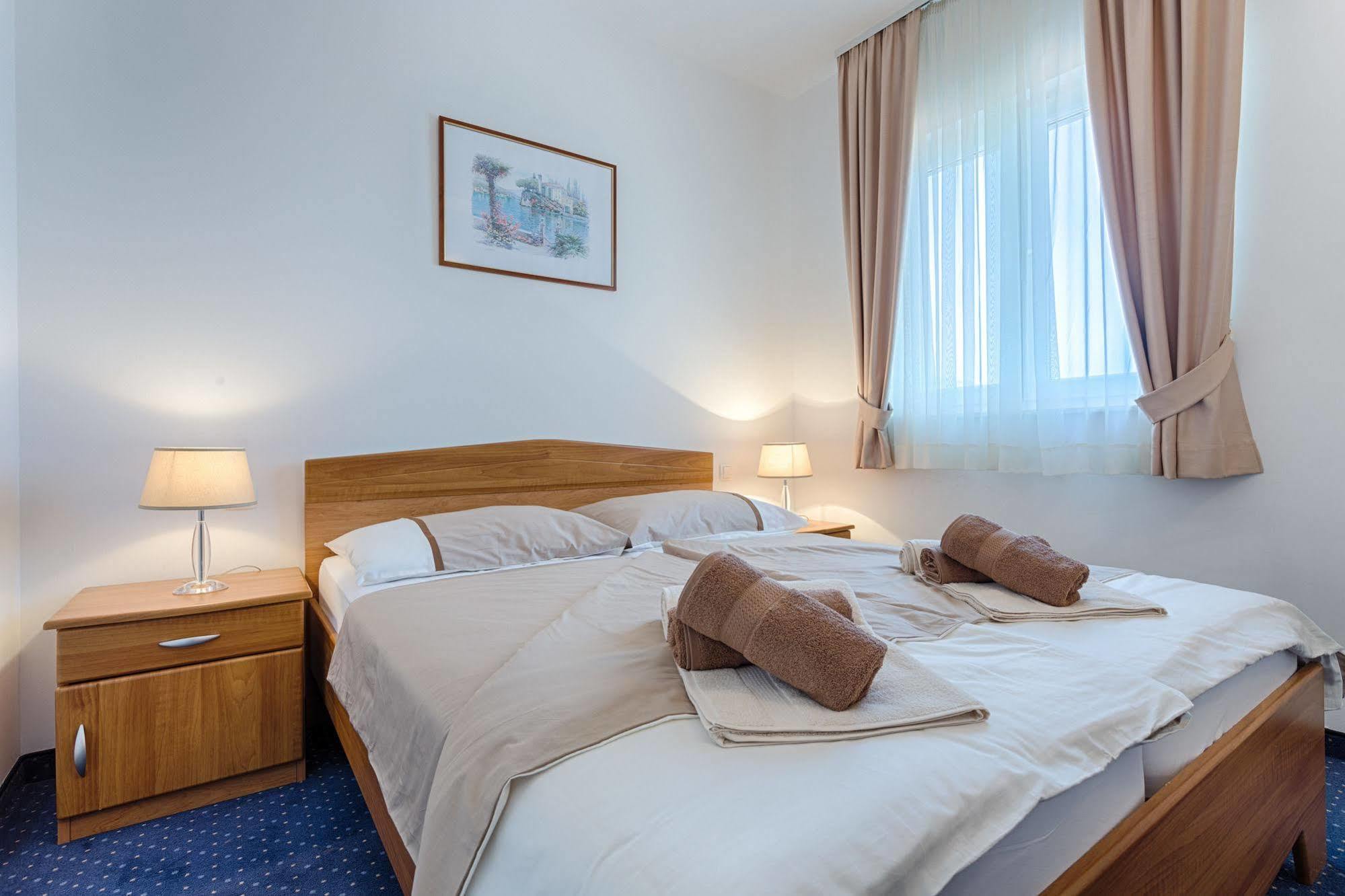 Hotel Viktorija Сегет-Враница Экстерьер фото